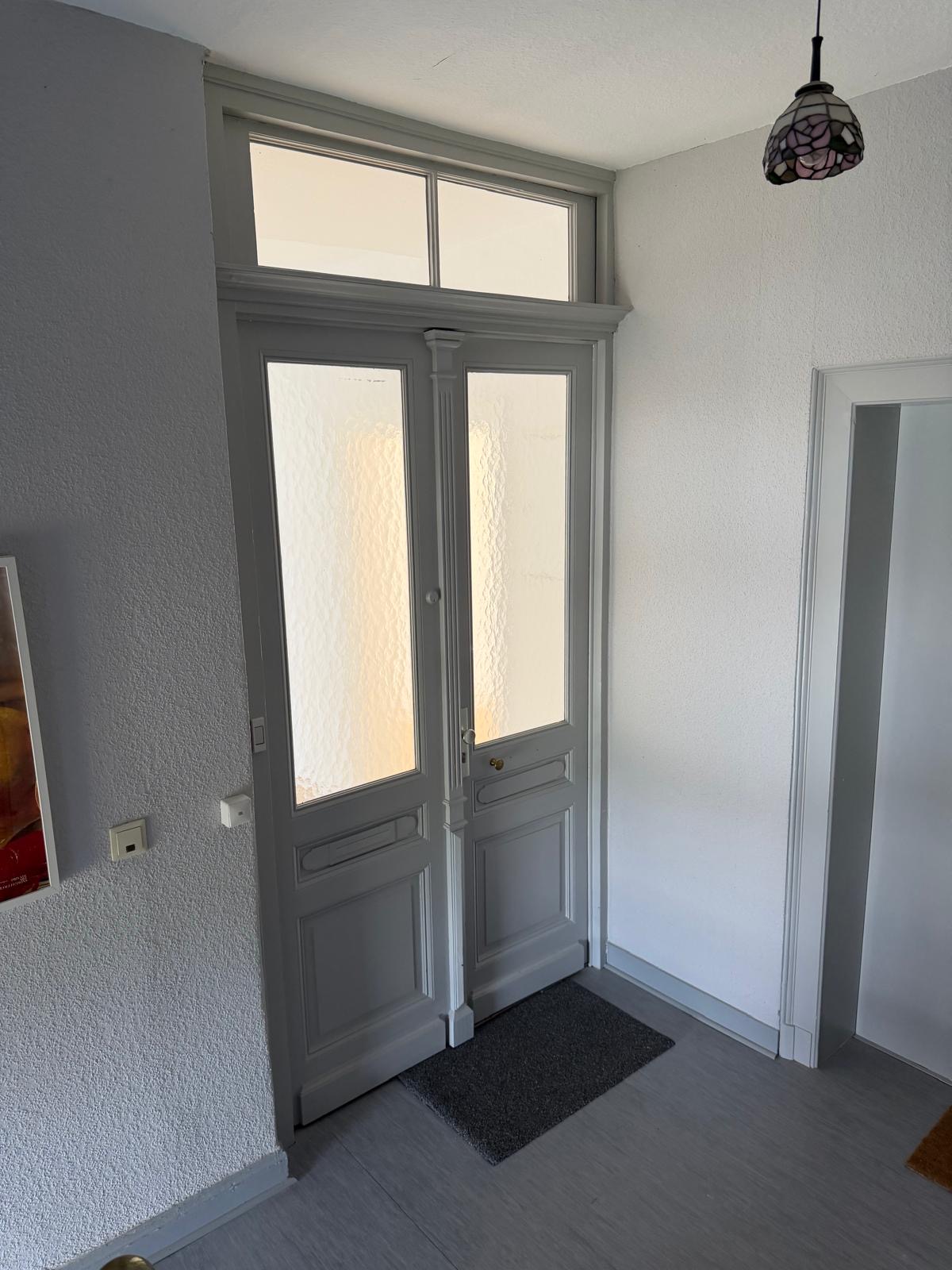 Altbauwohnung mit hellen Böden und weißen Wänden