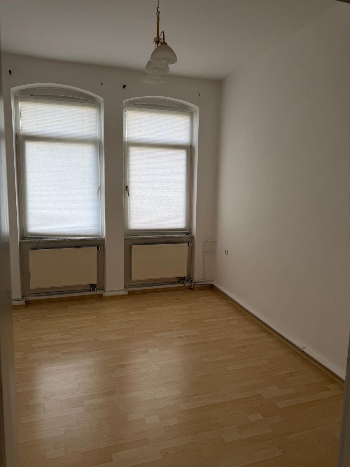 Heller Raum der Altbauwohnung in Bad Wilhelmshöhe