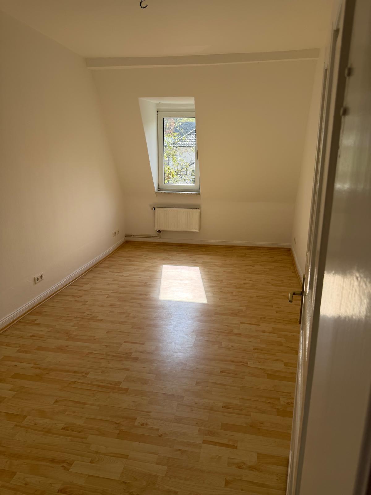 Wohnraum der Altbauwohnung in Bad Wilhelmshöhe